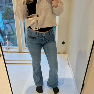 Blå bootcut jeans - Snygga blå bootcut jeans, snygg passform men desvärre för korta för mig. Dma för fler frågor❤️