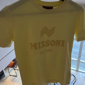 Gul t-shirt Missoni - FLYTTAR UTOMLANDS 2 FEBRUARI Inga defekter förutom lite skrynklig just nu, superfin gul färg