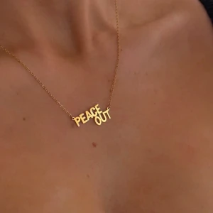 Peace out halsband - Ett galsband från iokou, med texten ”peace out”. Väldigt bra skick, säljer för 300 men går att diskutera. Original för backning och påse kommer med🥰