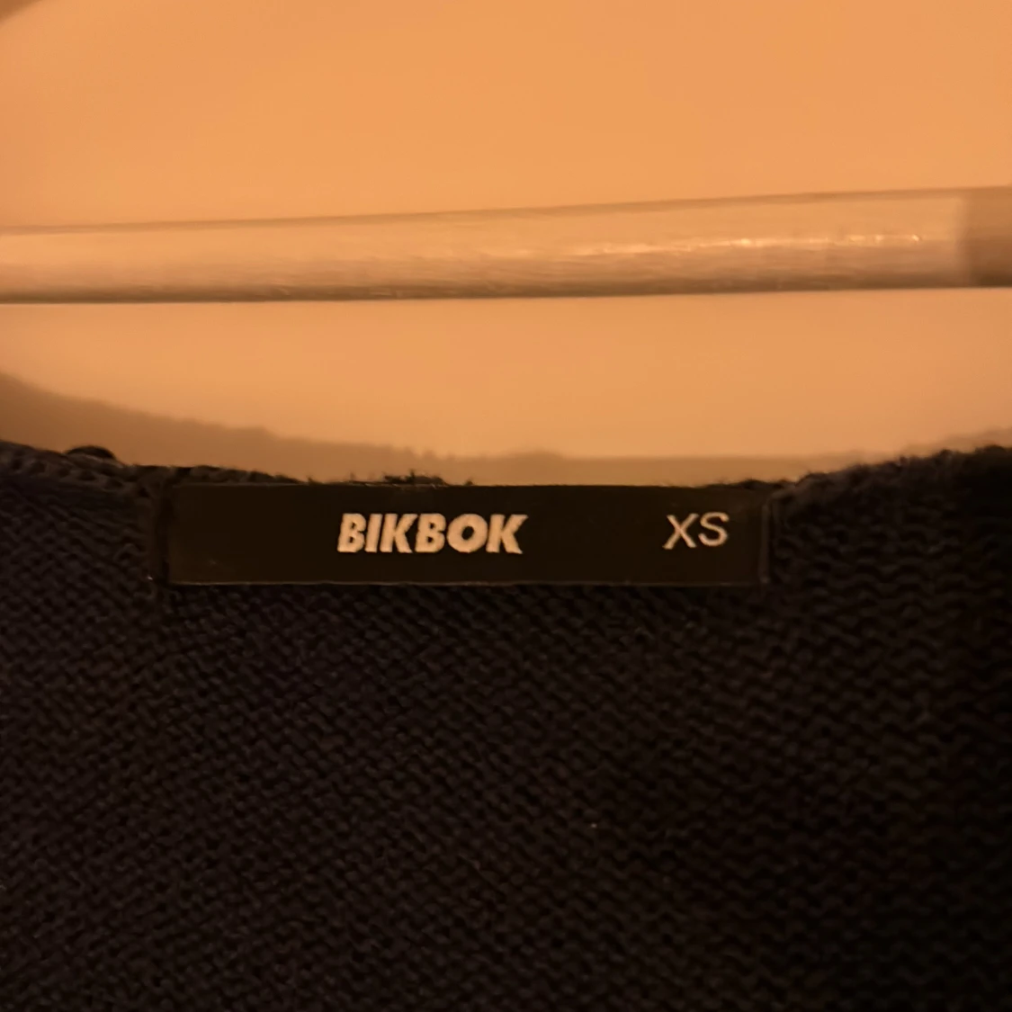 mörkblå hoodie från BikBok - 2