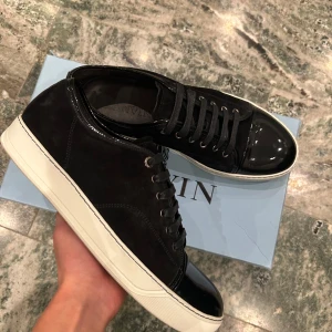 Lanvin cap toe  - Ett par nästan helt nya lanvins i storlek uk8/42-43 färgen svart! Låda och dustbag medföljer!