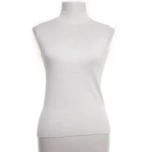 Vit ärmlös polotopp från Mohito - Säljer en stilren vit ärmlös polotopp från Mohito. Toppen har en ribbad polokrage och kan användas till vardags eller speciellare tillfällen🥰använd fåtal gånger utan defekter! Ge prisförslag!