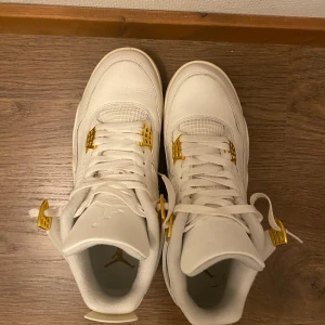 Jordan 4 metallic gold - Säljer mina Jordan 4s för att dom är för små. Original pris ca 3000kr. Mitt pris 1800kr storlek 44. Pris kan diskuteras 