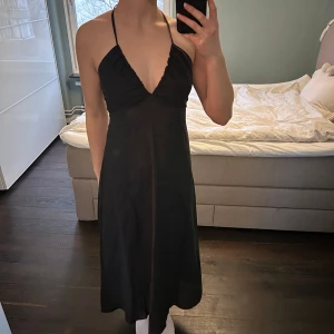 Sommarklänning - Helt ny klänning med lappen kvar. Kan användas på flera sätt som på bildorna. Jag är 168 cm och klänningen går ned till midt på smalbenet. Perfekt på sommaren som en enkel look!