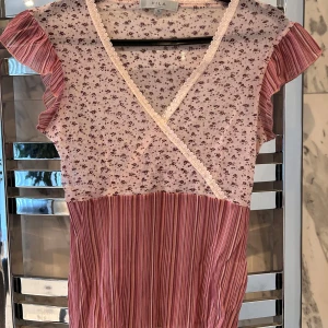 Rosa topp från Vila - Rosa topp från vila i storlek S. Köparen står för frakten!💗