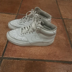 Nike skor - Fina men man ser att dom är använda. Väldigt sköna att gå i. Skriv för fler bilder. Nypris 899 sek.                          