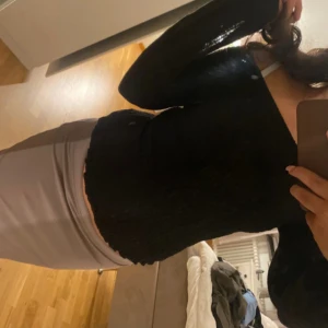 Svart offshoulder topp - Snygg svart offshoulder topp med lång ärm och en åtsittande passform. Perfekt för en stilren look.