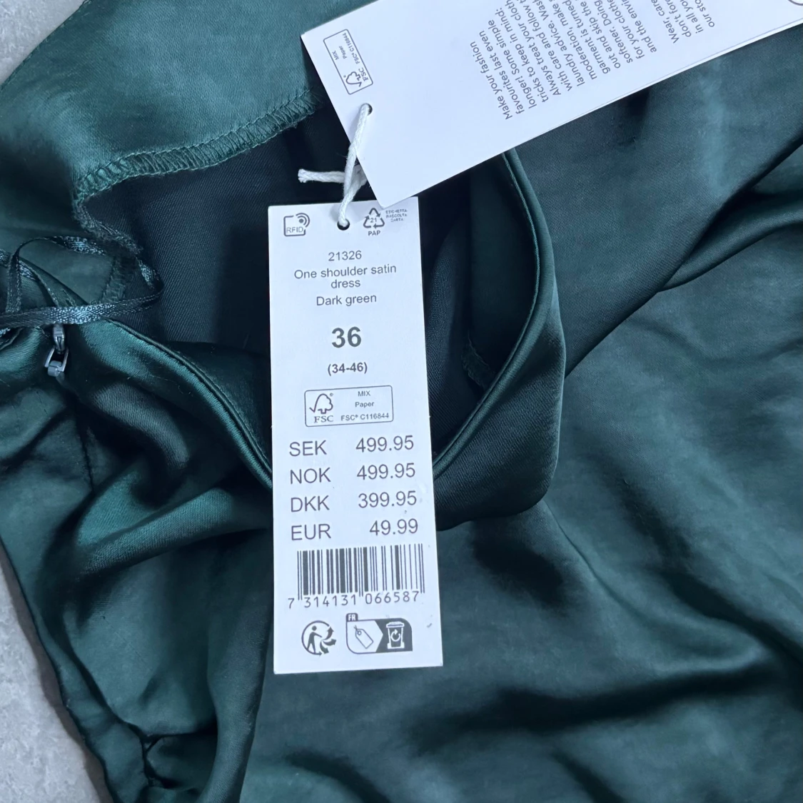 Mörkgrön oneshoulder klänning - 4