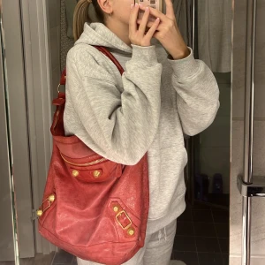 Balenciaga Day bag - Hej! Vill kolla intresset kring denna väska från Balenciaga i modellen Day. Är i första hand inte intresserad av att sälja väskan, byter den helst mot någon annan märkesväska (gärna vintage). Hör av er om ni har en väska ni vill byta med så diskuterar vi det vidare. Möts gärna upp i Sthlm 💘🫶🏼