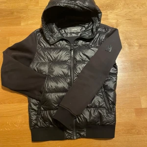 Svart cardigan jacka från Mackage - Riktigt fint skick som å en fin cardigan, passar höst, vår, sommar och lite Närsom. nypris är 550 euro, mitt pris 2499kr. Hör av er vid frågor osv‼️💛📍( Är storlek Xl men passar M måtten är följande 