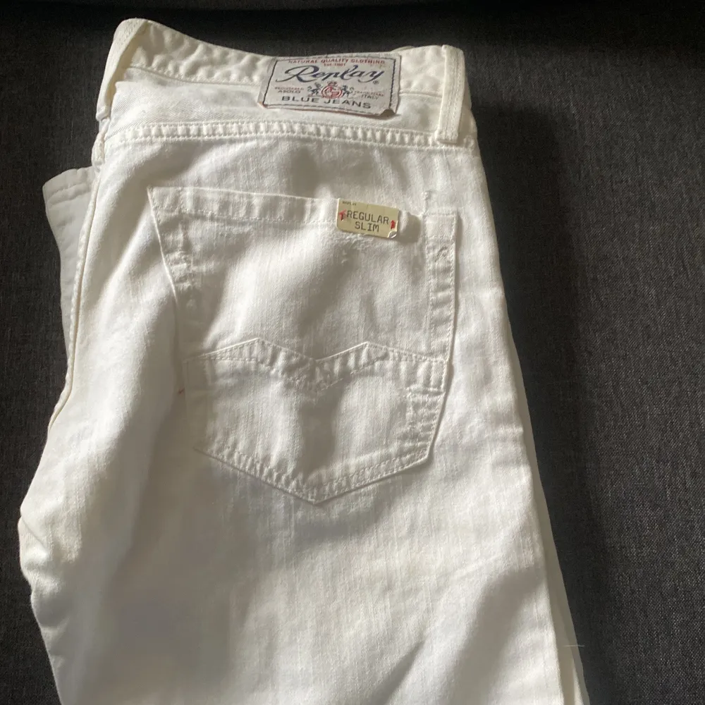Snygga vita jeans från Replay med knappgylf och klassisk femficksdesign. Perfekta för en stilren look. Märkesdetaljer syns på baksidan och insidan av midjan. Slitningar köpta för 1790 pris kan diskuteras . Farkut & Housut.