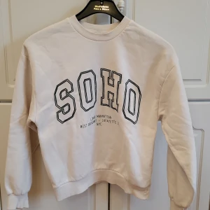 Vit sweatshirt med SOHO-tryck, Gina Tricot  - Säljer en vit sweatshirt med tryck, bra skick 