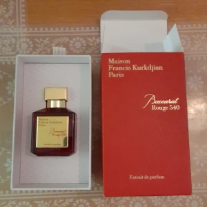 Baccarat Rouge 540 Extrait de Parfum - Lyxig parfym i en elegant röd flaska med guldfärgad kork. Det är 68 ml kvar. Doften är en exklusiv extrait de parfum, perfekt för den som söker något unikt och sofistikerat. 