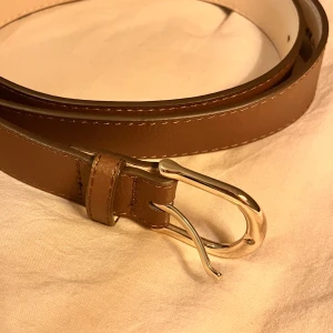 Leather belt - Brunt, klassiskt bälte från H&M med ett guld spänne! Använts fåtal gånger. Ingen retur. Det är bara att skriva om du har några frågor! <3