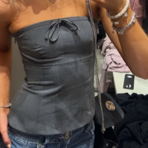 Grå tubtopp med knytband - snygg grå tubtopp med knytband framtill💘