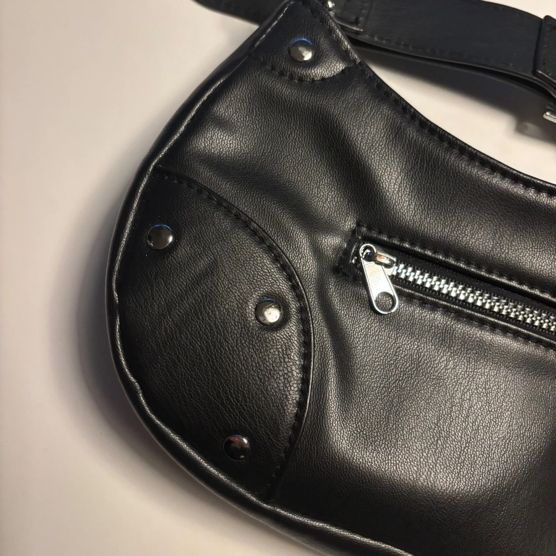 Svart axelväska från H&M - 1