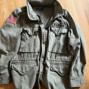 Polo Ralph jacka  - Säljer en grön jacka från polo Ralph lauren sick 9/10 ny pris 4000 mitt pris 2800