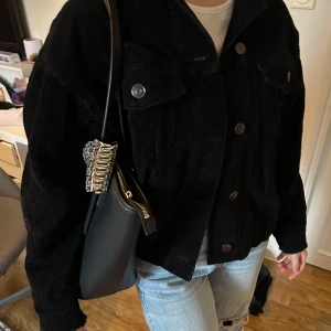 Svart manchesterjacka från Zara - Säljer en snygg svart manchesterjacka från Zara. Passar bra till allt! Knappt använd. Storleken är XS men skulle säga att den passa perfekt som S också.