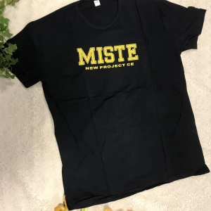 T Shirt  - Snygg grå t-shirt,  Perfekt för padelentusiaster som vill visa sin passion. T-shirten har en klassisk rund hals och korta ärmar. Stlk L-XL , helt ny 85kr/st 