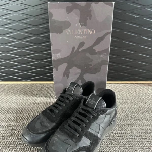 Svarta valentino rockrunners - Säljer nu mina valentino rockrunners i storlek 41 men passar 42 sick 8/10 ny pris 7000 mitt pris 3000