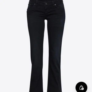 Ltb valerie jeans - (Storlek w25 L32) Snygga nattblåa ltb valerie jeans som ser svarta ut i verkligheten. Säljer pågrund av att det är fel storlek och är därför inte använda en ända gång💞 köparen står för frakt💕💕Innerbenslängd: 82cm  Midjemått: 70cm men de är lite stretchiga