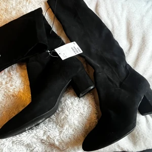 Svarta boots - Jättefina moderna svarta stövlar från H&M i mocka med bekväm klack. Perfekta nu till våren! Aldrig använda och får ingen användning för de själv då jag har andra. HELT NYA💕