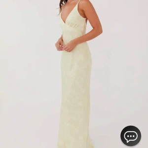 Ljusgul balklänning - Intressekoll på min eftertraktade ljusgula klänning från peppermayo. Ej använd därav priset (lappen är kvar + original packitering). Djup i ryggen vilket ger en snygg figur, funkar perfekt till balklänning. Kommer att steema den innan jag skickar. Nypris: 993kr