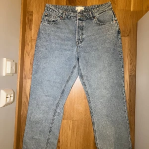 Blå jeans från H&M - Säljer ett par klassiska blå jeans från H&M i storlek L. De har en rak passform och är högmidjade.Perfekta för en avslappnad stil.