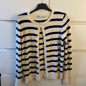 Randig kofta från Zara - Jätte fin randig kofta från Zara i storlek S💗syns inte på bilden med den har en slits längst ner på ärmen! Säljer för den inte kommer till användning💗