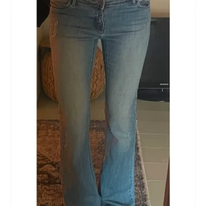 Lågmidjade jeans  - Jag är 174cm, Innerbenslängd: 84cm, midjemått: 40cm 
