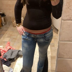 Blå bootcut jeans - Säljer mina lågmidjade byxor dom har ett hål inemellan benen