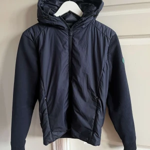 Save the duck cardigan  - Sjukt snygg save the duck cardigan använd men i sjukt bra skick!! Pris går att dissikutera