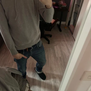 Grå merinoull hoodie - Säljer en stilren grå merinoull hoodie. Har använt den sirka 1 till 2 gånger då den var för liten när ja fick den så de är inge fel på den 😁