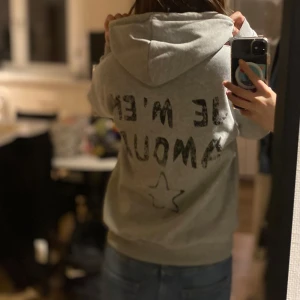 Grå hoodie - Säljer denna grå hoodie från Gina Tricot. Kommer ej till användning och är en aning nopprig därav priset. 💋