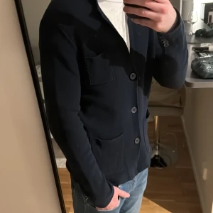 Stickad kavaj  - Säljer nu min stickade kavaj från bläck. Storlek L men sitter som M
