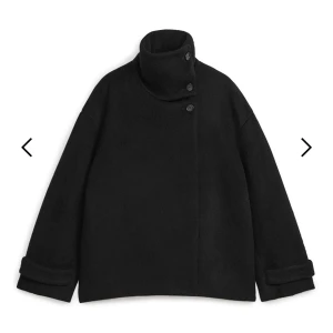 Svart kappa - Säljer min svarta kappa från Arket då den inte kommer till användning längre. Köpte 2023 för 1890. Inga defekter vad jag kan se. Skriv för bilder på jackan🩷