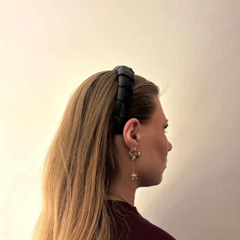 Elegant svart diadem med volangdetaljer som ger en stilfull touch. Perfekt för att lyfta din look med en subtil men chic accessoar. đ€đ€đ©¶Diademet Ă€r handgjort av Diavintage uf. Tillverkat av Ă„teranvĂ€nda material för en miljövĂ€nlig och snygg look!đ€đ©¶. Asusteet.