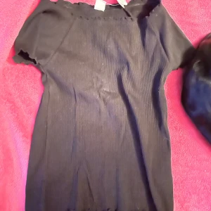 Svart tshirt - Säljer en svart ribbad topp från Lindex, aldrig använd, lappen kvar på. 