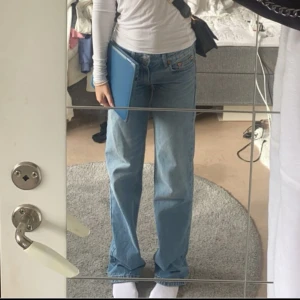 Blå jeans med rak passform - Snygga blå jeans med rak passform och klassisk design. Perfekta för en avslappnad stil. De har en låg midja och är tillverkade i ett bekvämt denimtyg. Nypris 600