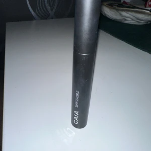 Caia mascara - Säljer denna caia mascara "irresistible" som jag inte tror man kan köpa på caias hemsida. Aldrig använd då jag bara använder vattenfast mascara. Mitt pris är 200kr Men det kan diskuteras!💞