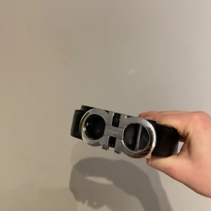 Ferragamo bälte - Säljer mitt ferragamo bälte då jag inte tyckte om det. Aldrig använt den är 105 cm lång