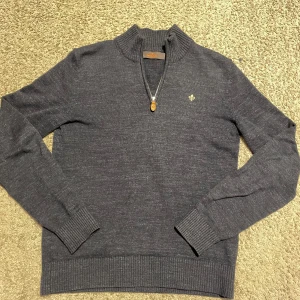 Morris Half-zip - Säljer en stilren mörkgrå stickad tröja från Morris. Den är knappt använd och är väl omskött. Skick:10/10, priset går alltid att diskutera vid snabb affär!!!