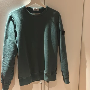 Stone Island tröja  - Säljer denna helt vanliga gröna tröjan från stone island. Sparsamt använd och inga tecken på användning. Storlek xs 