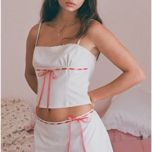 Motelrocks topp med rosett - Köpt på Urban Outfitters, aldrig använd. Nypris: 499:-