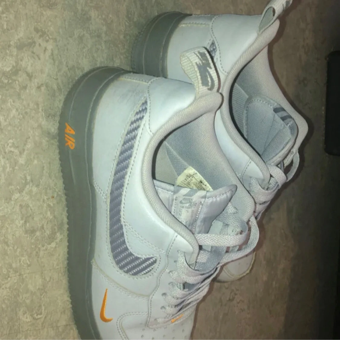 Grå Nike Air Force med orange detaljer - 1