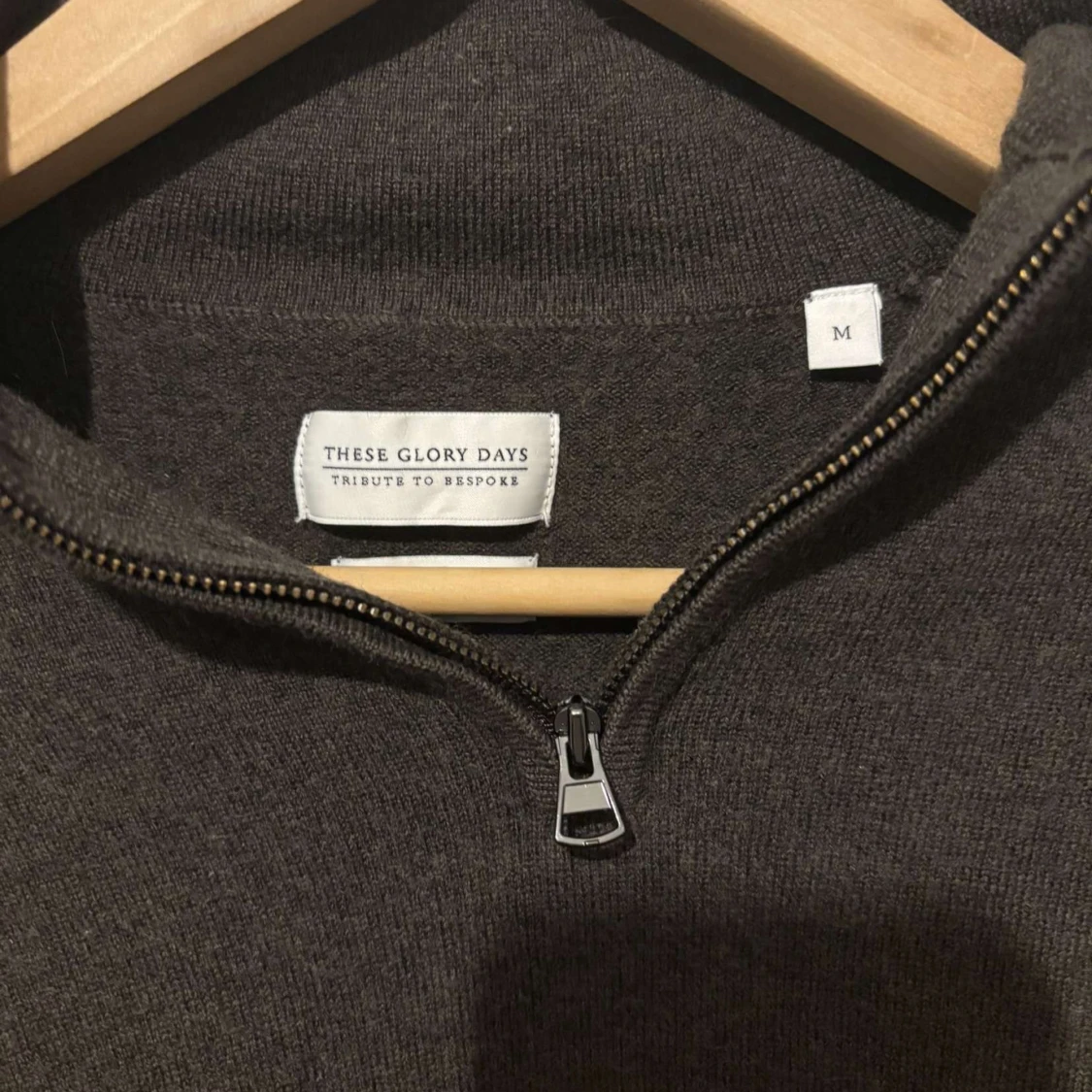 Brun tröja med dragkedja från These Glory Days - 1