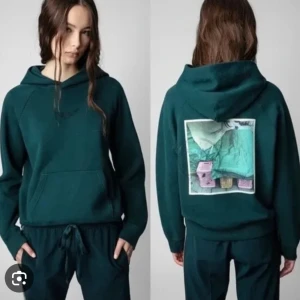 Zadig och Voltaire Hoodie - Jättefin Zadig hoodie, endast använd ett fåtal gånger och nypriset är 2500kr. Köpt på Zadigs egna hemsida. Är osäker på om jag ska sälja den men vill se vad jag kan få för den. Skriv privat för egna bilder 