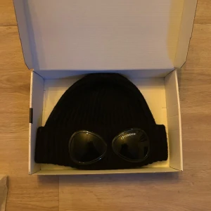 C.P company mössa - Hej! Säljer nu denna riktigt feta C.P company mössan. Storlek one size, skick 9/10, om d är några funderingar är d bara o höra av sig