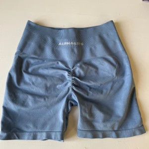 Alphalete amplify short  - Amplify shorts från Alphalete med scrunch! Scrunchen är intakt och dessa shorts är mycket fint skick! Köpte för 600 kr! Jag brukar ha S men dessa passar bra ändå!