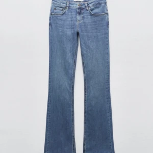 Lågmidjade jeans - Säljer mina eftertraktade zara lowwaist jeans som ej säljs längre. Pris kan diskuteras vid snabb affär, ställ frågor om det är något ni undrar över💗
